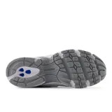 Championes New Balance 740 unisex, color gris claro, con detalles en blanco y gris oscuro. Capellada de malla y superposiciones sintéticas, entresuela ABZORB y suela de goma.