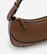 Bolso baguette pequeño color marrón con costuras en contraste color blanco. Tiene correa de hombro ajustable y cierre de cremallera.