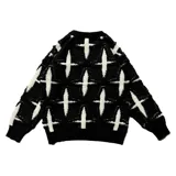 Sweater de punto negro con diseño de cruces blancas, cuello redondo y bordado con la palabra "Starrr" en el pecho.
