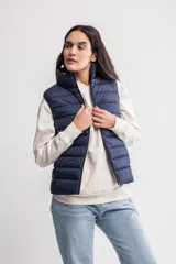 Chaleco puffer clásico color negro, con cierre frontal y corte ajustado.