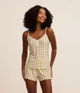 Conjunto de pijama short doll con blusa de tirantes finos ajustables, escote en V, detalle de encaje y botones. Short con cintura elástica. Estampado de cuadros vichy.