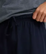 Conjunto de pijama masculino corto, compuesto por una remera de manga corta con cuello redondo y un short con cintura elástica y lazo. La remera presenta un estampado de rayas, mientras que el short es liso.