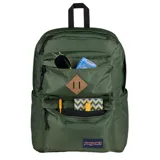 Mochila Jansport Double Break color verde militar, con dos bolsillos frontales con cierre y logo de la marca en la parte inferior.