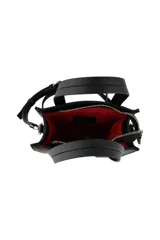 Cartera tipo tote bag color rosa pálido, con doble asa corta y tira larga regulable y desmontable. Tiene un aplique metálico con forma de boca en la parte superior y el logo de la marca en la parte inferior.