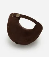 Gorra de béisbol color marrón oscuro con visera curva y bordado frontal en hilo blanco que incluye un llavero con llaves y el texto "Relax Mode Error 404".