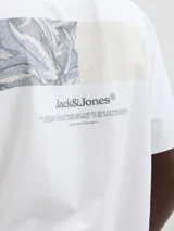 Camiseta blanca de manga corta y cuello redondo con logo Jack & Jones estampado en el pecho.