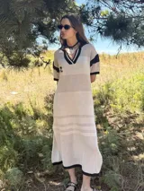 Remerón tejido color marrón con calados y cuello estilo camisa.