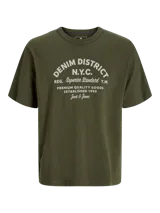 Camiseta verde militar de manga corta y cuello redondo, con estampado frontal en color blanco con tipografía estilo vintage con la leyenda "Denim District N.Y.C. Reg. Superior Standard T.M. Premium Quality Goods Established 1990 Jack & Jones".
