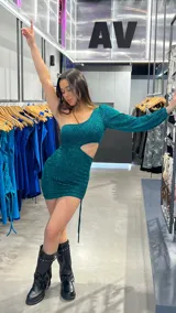 Minivestido de fiesta color verde esmeralda con lentejuelas, de un hombro con manga larga y abertura en la cintura.