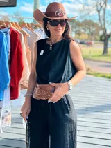 Pantalón palazo de lino negro, suelto y liviano, con cintura elástica y cordón ajustable.