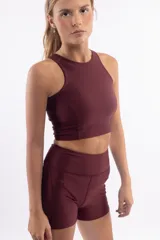 Top deportivo de lycra en color marrón, con ajuste elástico en el bajo busto y tirantes anchos.