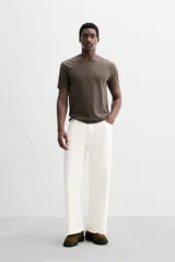 Camiseta slim fit de cuello redondo y manga corta, confeccionada en tejido de algodón con elasticidad.