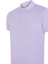 Chomba color salmón de piqué de algodón orgánico, con cuello clásico y tapeta de dos botones.