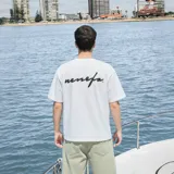 Remera blanca de algodón con corte oversize y estampado con la palabra 'nenefa' en cursiva negra en la espalda.