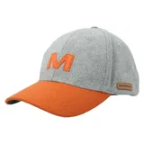 Gorro gris con visera naranja, con logo de la marca en cuero en el lateral y letra "M" naranja en el frente.