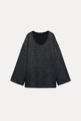 Top de punto color gris oscuro con escote redondo y mangas largas acampanadas.