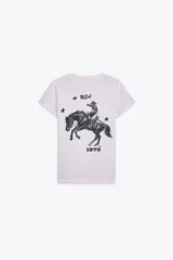 Camiseta color gris claro con cuello redondo, mangas cortas y hombros caídos. Estampado frontal con dos jinetes a caballo y la frase "Not an expert in rodeo".