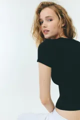 Remera de manga corta, cuello redondo y calce entallado.