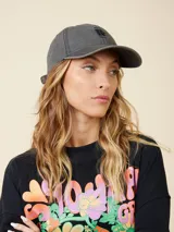 Gorra de lona lavada color gris con bordado frontal de la letra R.