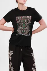 Remera negra de algodón pima con estampa de tigres y flores.