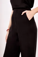 Pantalón palazzo negro de tiro alto.