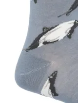 Calcetines grises con estampado de toninas blancas y negras.