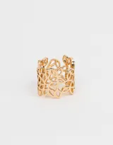 Anillo dorado con diseño floral calado y textura labrada.