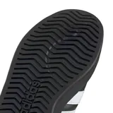 Championes Adidas Streettalk negros con las tres tiras blancas en el lateral.