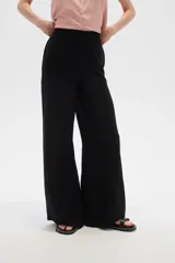 Pantalón ancho color beige, de viscosa y calce alto.