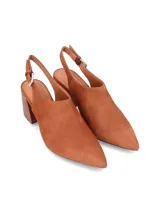 Sandalia marrón con textura de cocodrilo, con punta abierta, taco cuadrado y tira trasera con hebilla.