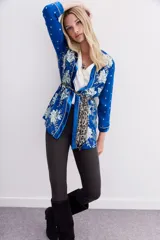 Saco azul eléctrico de viscosa con terminaciones en velvet, bordados de lentejuelas e hilo de lurex, y forro de jacquard.
