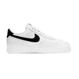 Zapatillas urbanas Nike Air Force 1 '07, color blanco con detalles en negro, confeccionadas en cuero, con logo Swoosh en los laterales y suela de goma.