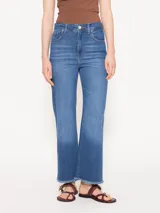 Pantalón de jean azul de tiro medio, corte recto y largo cropped con terminación desflecada.