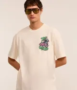Remera color crema de corte relaxed, con cuello redondo y mangas cortas. Presenta un estampado de un pulpo y letras con la frase "Too weird for earth".