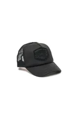 Gorra negra tipo trucker con paneles frontales rígidos y paneles traseros de malla. Presenta el logo de Deus Ex Machina bordado en el frente.