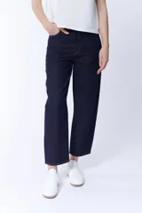 Pantalón de jean de corte recto color azul oscuro.