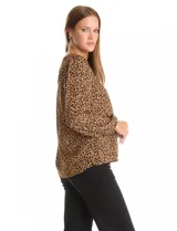 Blusa de gasa estampada con animal print, cuello a la base con escote en V y cierre dorado. Manga larga con puño elastizado.