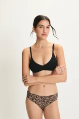 Bombacha less color beige con estampado animal print.