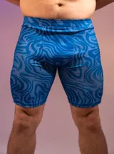 Calza corta deportiva azul con estampado abstracto en tonos celeste.