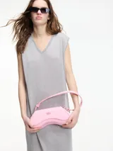 Vestido largo de tejido de punto color crudo, con textura metalizada, cuello escote en V y tajos laterales.