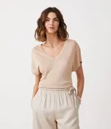 Blusa color beige de viscosa, de manga corta y escote en V.