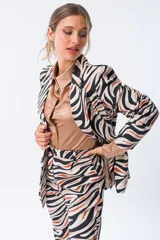Blazer con estampado animal print tipo cebra en tonos beige, negro y naranja.