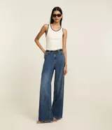Musculosa de breteles anchos, confeccionada en Rib de algodón y modelo regular. Posee cuello redondo y acabado contrastante.