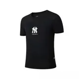 Remera negra de algodón con cuello redondo y mangas cortas. Estampado frontal con el logo de los New York Yankees en blanco.