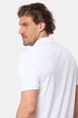 Remera polo de piqué lisa color rojo, con cuello en rib y botones personalizados.