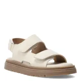 Sandalia beige con ajuste de velcro y suela marrón.