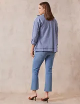 Camperita de tejido soft estampado a rayas azules y blancas, marca Ruby Rd. Abertura central con cierre metálico, bolsillos delanteros.