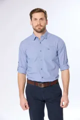 Camisa celeste a cuadros, de manga larga, corte slim fit, con bolsillo en el pecho y confeccionada en algodón.