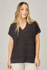 Remerón color chocolate con lurex, escote en V y mangas cortas.