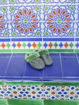 Pantuflas de corderito en verde, con interior suave y suela antideslizante.